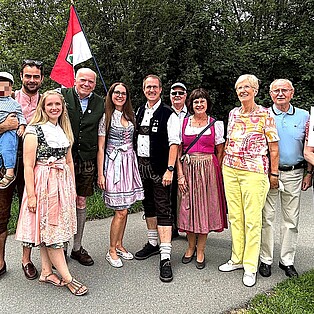 Gruppenfoto der Teilnehmer auf einem Wanderweg