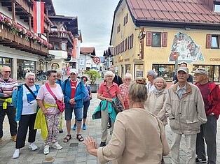 Gruppenbild: TeilnehmerInnen stehen in St. Johann bei der Stadtführung