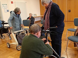 Der Redner beim Einstellen eines Rollators