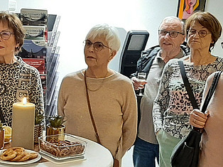 Besucher und Besucherinnen im Foyer