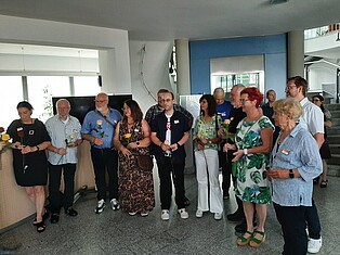 Eine Gruppe von Besuchern im Foyer des Rathauses
