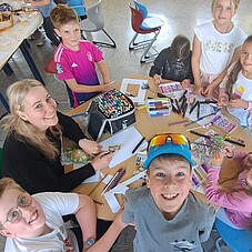 Foto einiger Kinder beim basteln am Tisch