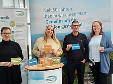 Foto zeigt die Aufsteller der Wanderaustellung des ZRK im Foyer des Rathauses