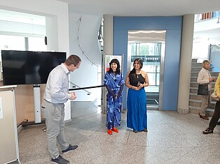 Foto der Künstlerinnen und Bürgermeister Andreas Damm