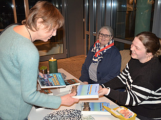 Frau bei Bücherverkauf