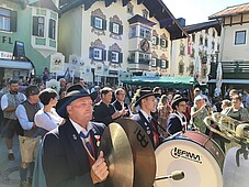 Bürgermeister Andreas Damm inmitten des Festumzugs