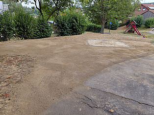Die asphaltierte Fläche auf dem Spielplatz wurde verkleinert und mit Erde aufgefüllt