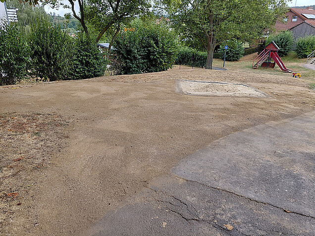Die asphaltierte Fläche auf dem Spielplatz wurde verkleinert und mit Erde aufgefüllt