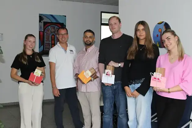 v.l. Anna Minich, Andeas Damm (Bürgermeister), Khaled Alrashid, Daniel Ruppel, Lilli Winterhoff, Mila Liehmann stehen im Rathaus mit einem Willkommensgeschenk in der Hand