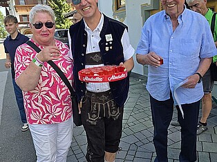 Bürgermeister Damm steht mit Teilnehmerinnen vor der Pension