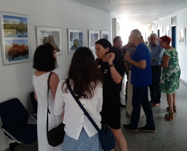 Besucher der Vernissage im Wesflügel des Rathaus schauen sich die Kunstwerke an