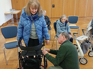 Der Redner beim Einstellen eines weiteren Rollators