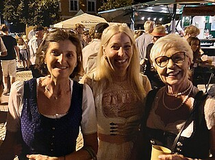 TeilnehmerInnen stehen auf dem Marktplatz