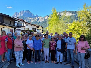 Foto der Teilnehmer neben der Pension Meixner