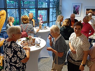 Überischtsfoto einiger Besucher vor dem Trausaal