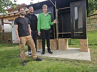 Zwei Schüler stehen vor der Tauschbox