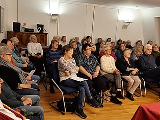 Besucher und Besucherinnen im Trausaal während der Lesung