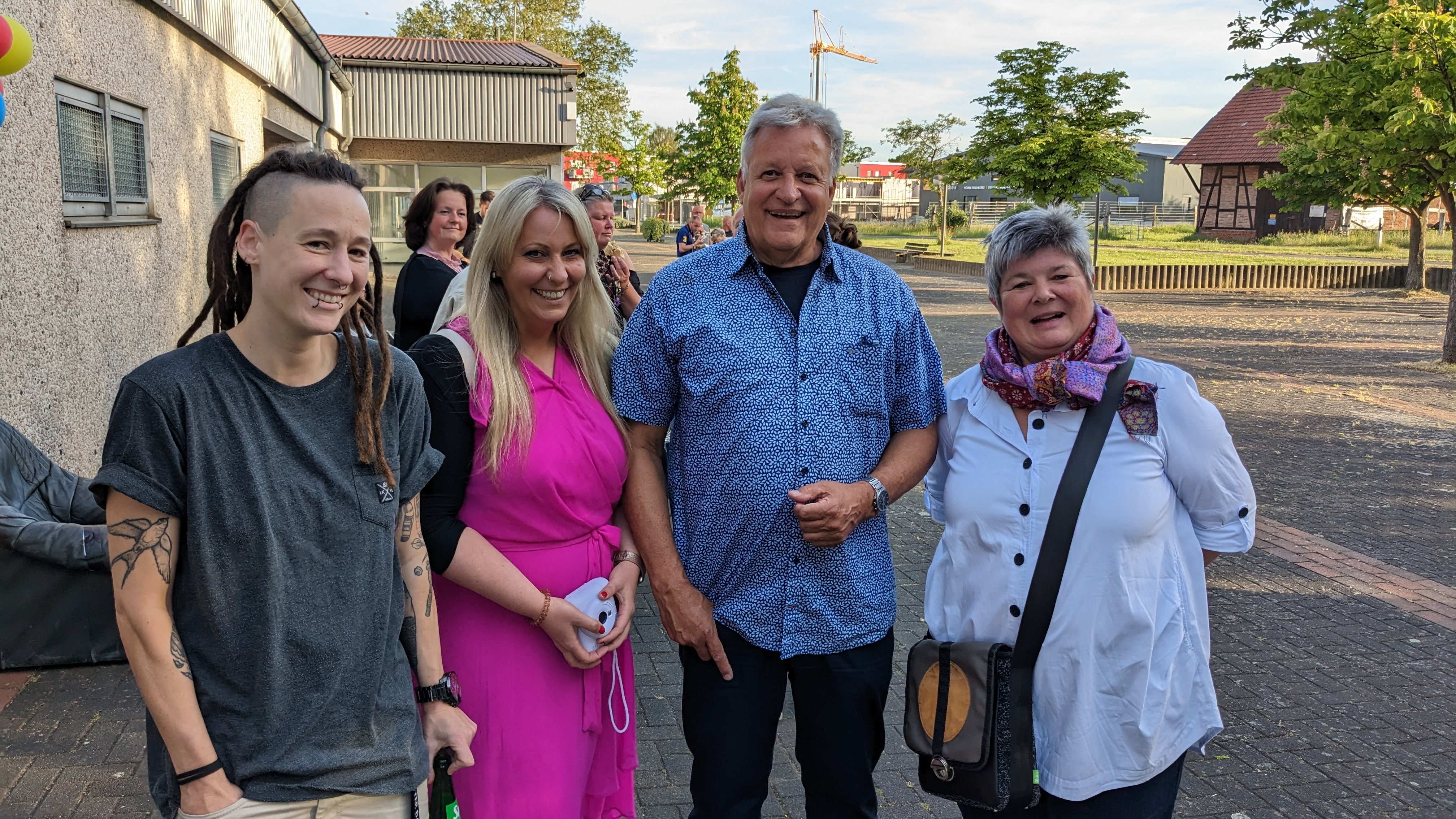 Verschiedene Generationen der Jugendarbeit Fuldabrücks: Auch Mangolds langjährige Jugendarbeitskollegin Elke Doubrawa hatte es sich nicht nehmen lassen, mit von der Partie zu sein. Von links nach rechts: Sonja Wahlert, Katharina Baumann, Peter Mangold und Elke Doubrawa.