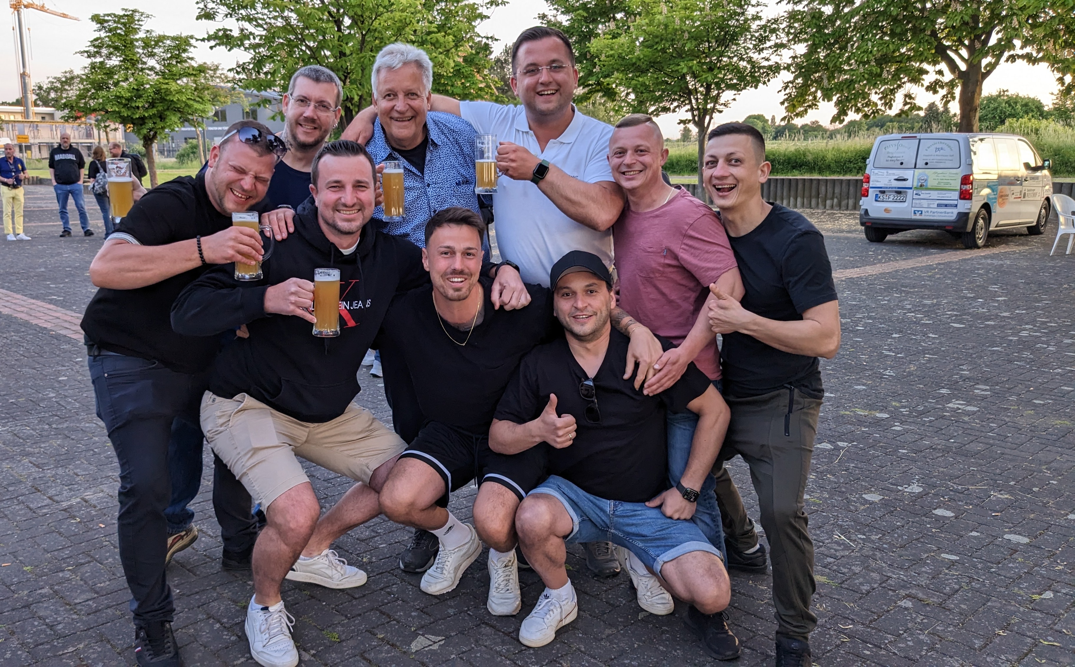 Peter zusammen mit Besuchern seiner Feier