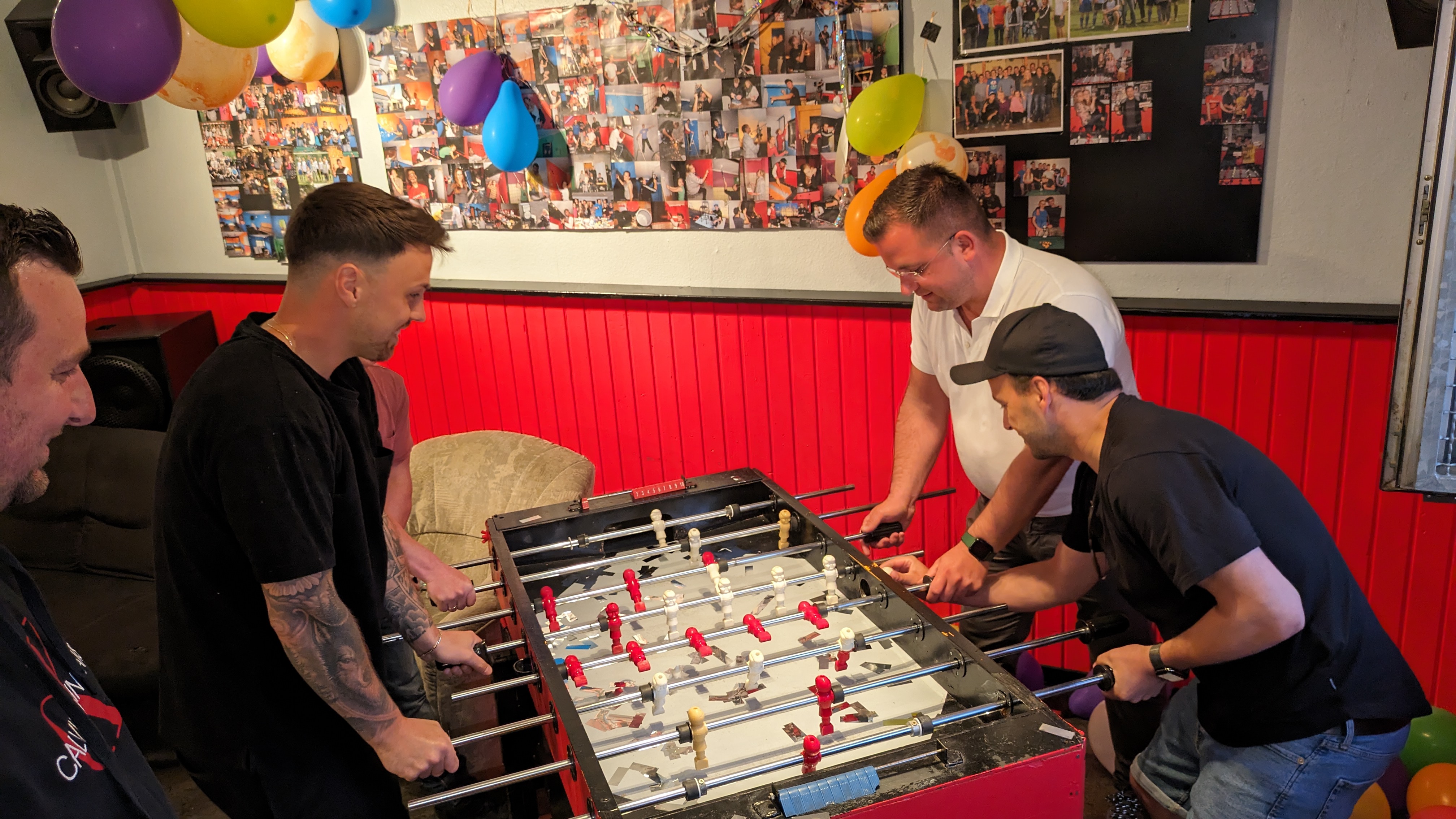 Besucher von Peters Feier beim kickern