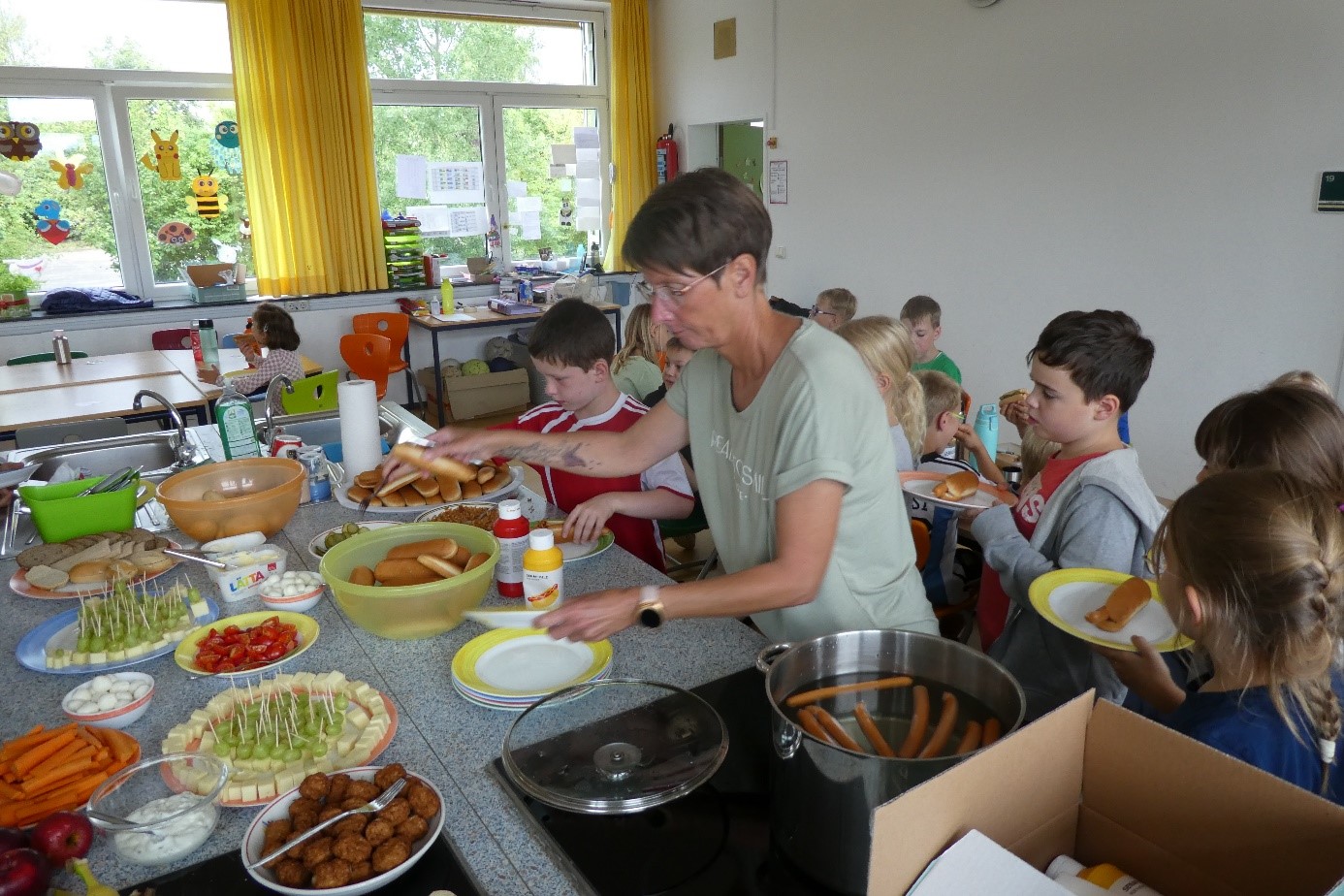 Liebevoll gestaltete Mittagstafel, bei der jeder satt wurde!