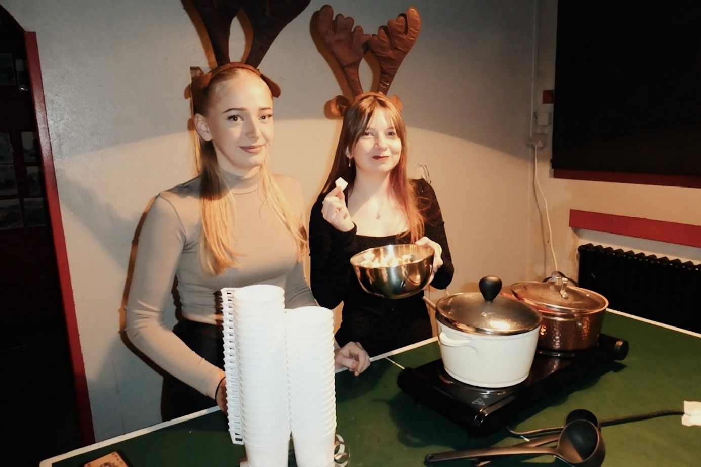Die Girls voll in Action: Emily Vogelmann und Kim Junge (seit Mitte 23 neu im Vorstand Dittershausen) beim Früchtepunsch- und Kakao erhitzen