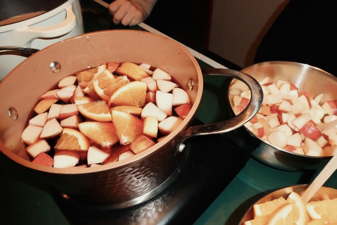 Guter Früchtepunsch mit bestem Obst zur feierlich-winterlichen Atmosphäre