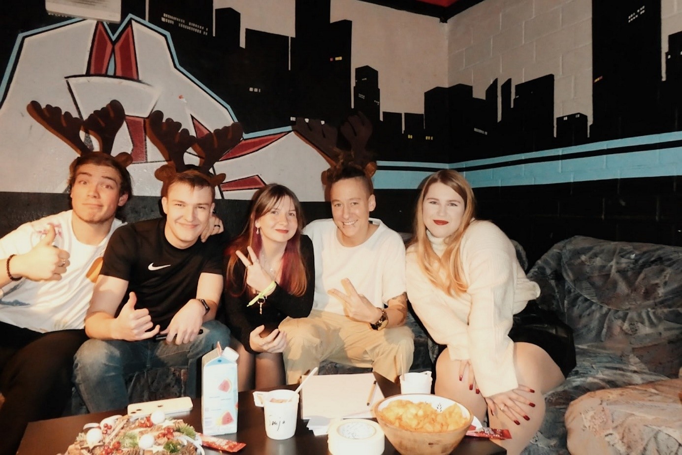 Von links nach rechts: Max Scheffer, Jonas Hofmann, Kim Junge, Sonja Wahlert (Jugendpflege Fuldabrück) und Josefine Berninger