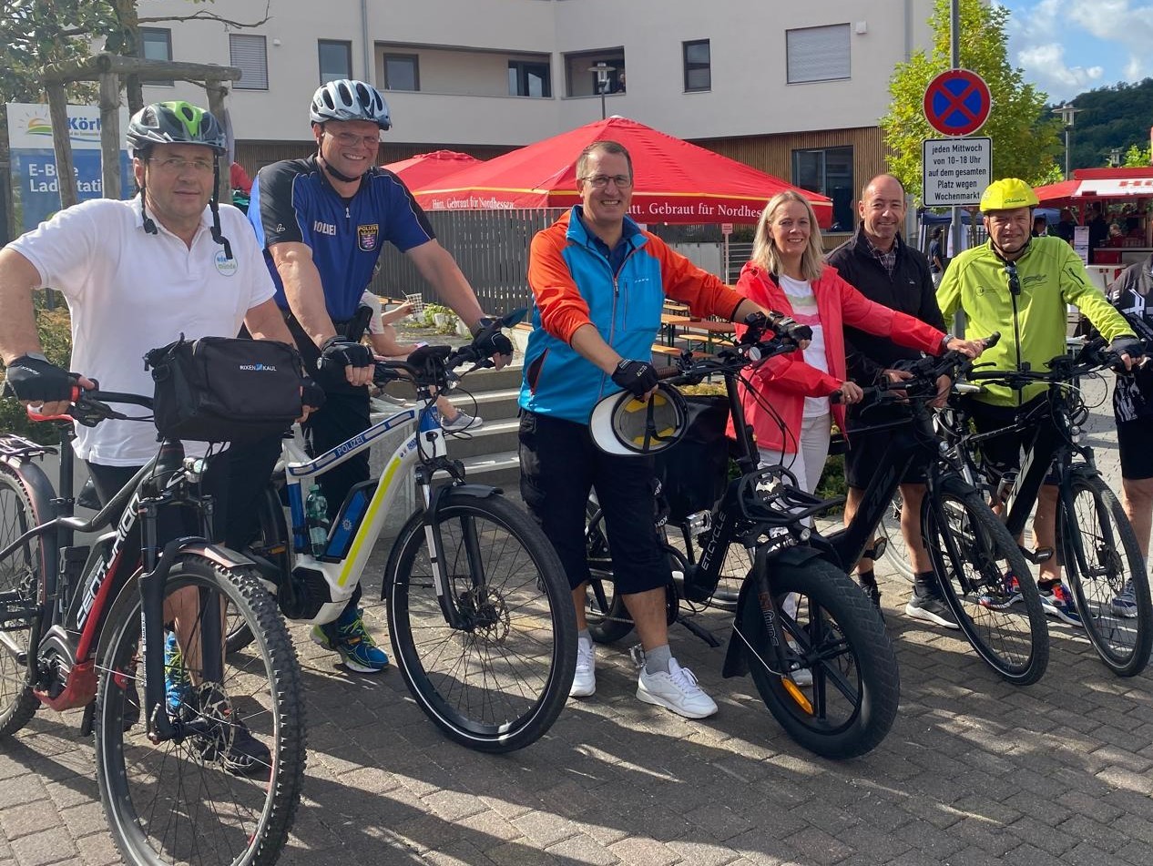 Bürgermeister Thomas Petrich (Edermünde), Markus Lerch (Schutzmann vor Ort Körle & Guxhagen), Bürgermeister Andreas Damm (Fuldabrück), Bürgermeisterin Susanne Schneider (Guxhagen), Bürgermeister Mario Gerhold (Körle) und Landrat Winfried Becker (Landkreis Schwalm-Eder) am Start des 20. Fuldaradelns