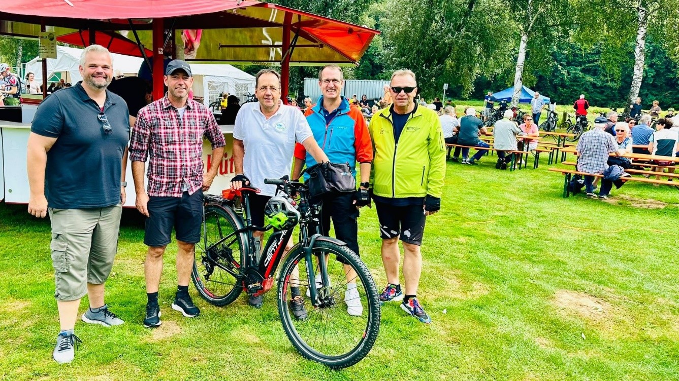 Erster Stadtrat Daniel Jung (Baunatal), Bürgermeister Mario Gerhold (Körle), Bürgermeister Thomas Petrich (Edermünde), Bürgermeister Andreas Damm (Fuldabrück) und Landrat Winfried Becker (Landkreis Schwalm-Eder) in Baunatal - Guntershausen