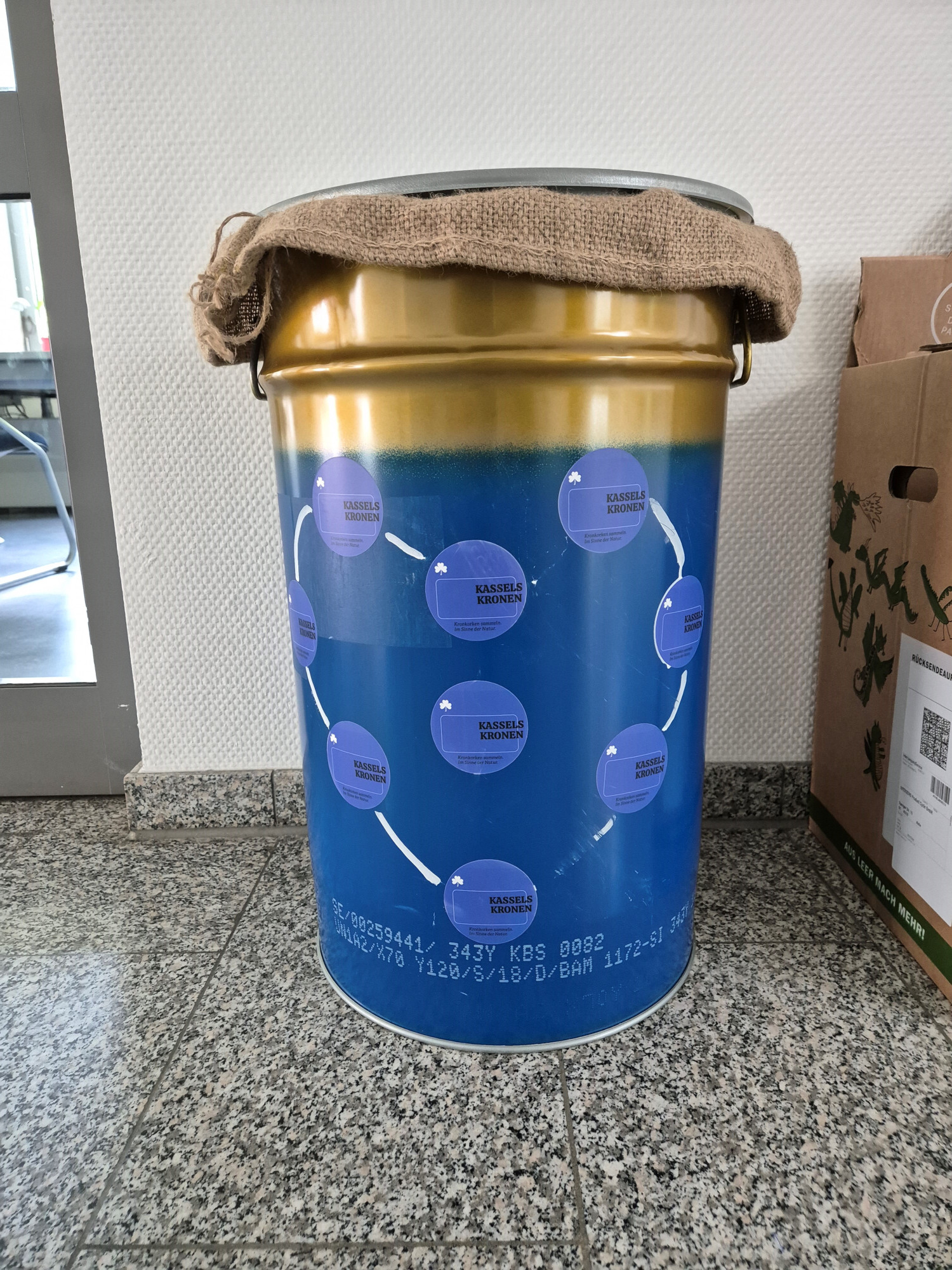 Kronkorken-Tonne im Rathaus