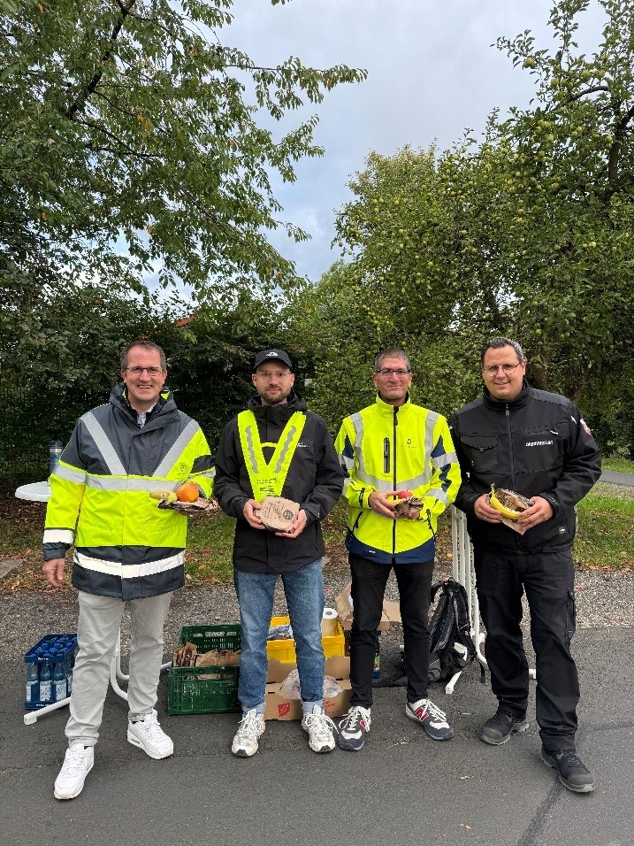Das Team der Aktion "Pendlerfrühstück": v.l. Andreas Damm (Bürgermeister); Jonas Döbel (Klimaschutzmanager Gemeinde Fuldabrück); Oliver Brandenstein (Fachbereichsleiter 4 Bürgerservice); Rene Budde (Ordnungspolizei)
