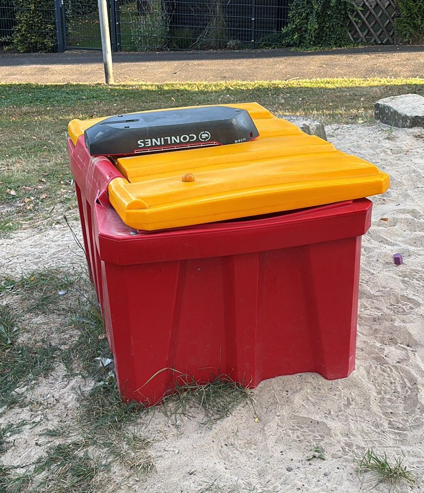 Zerstörte Spielzeugbox