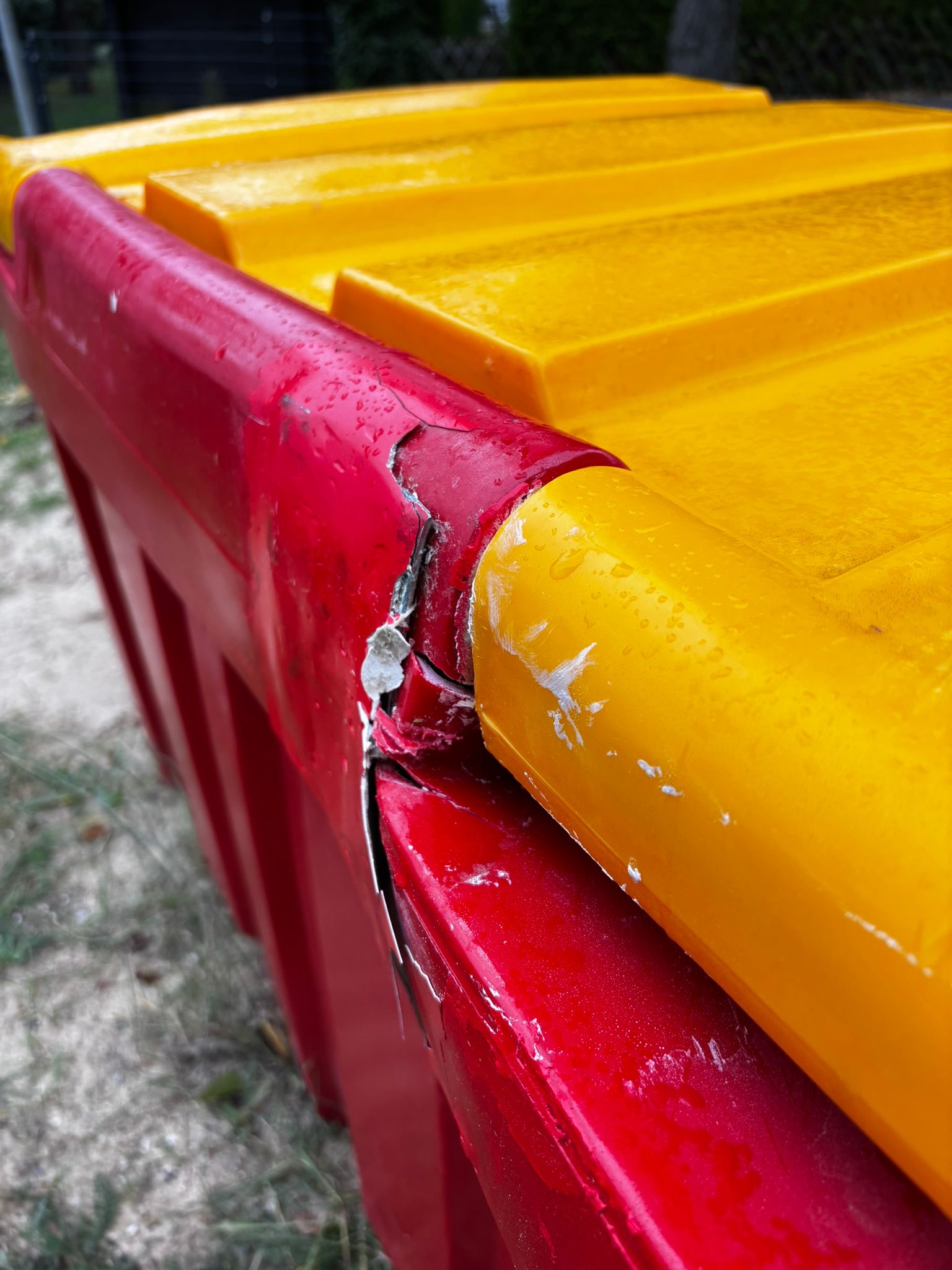 Zerstörte Spielzeugbox