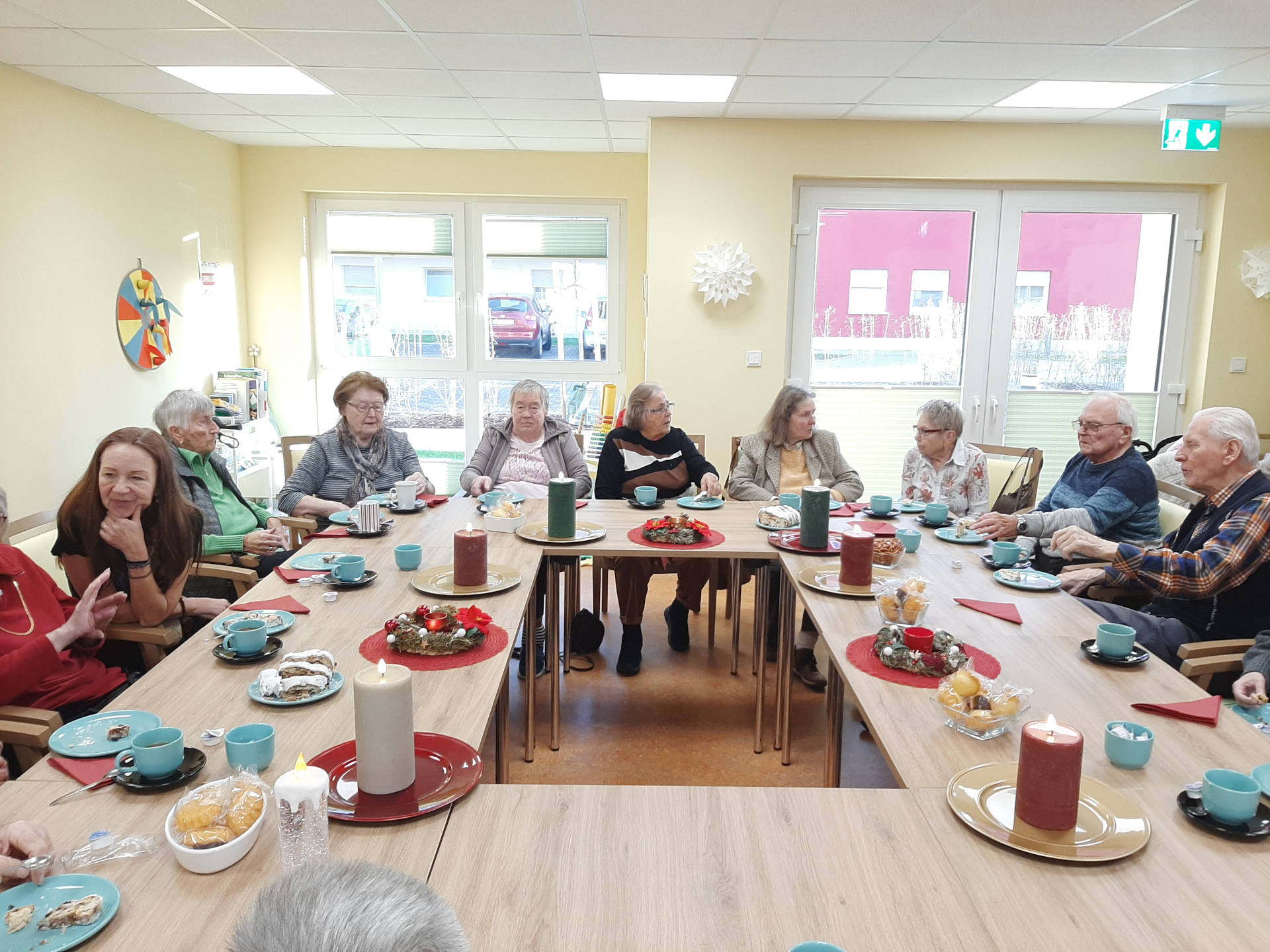 Besucher und Besucherinnen sitzen am Tisch