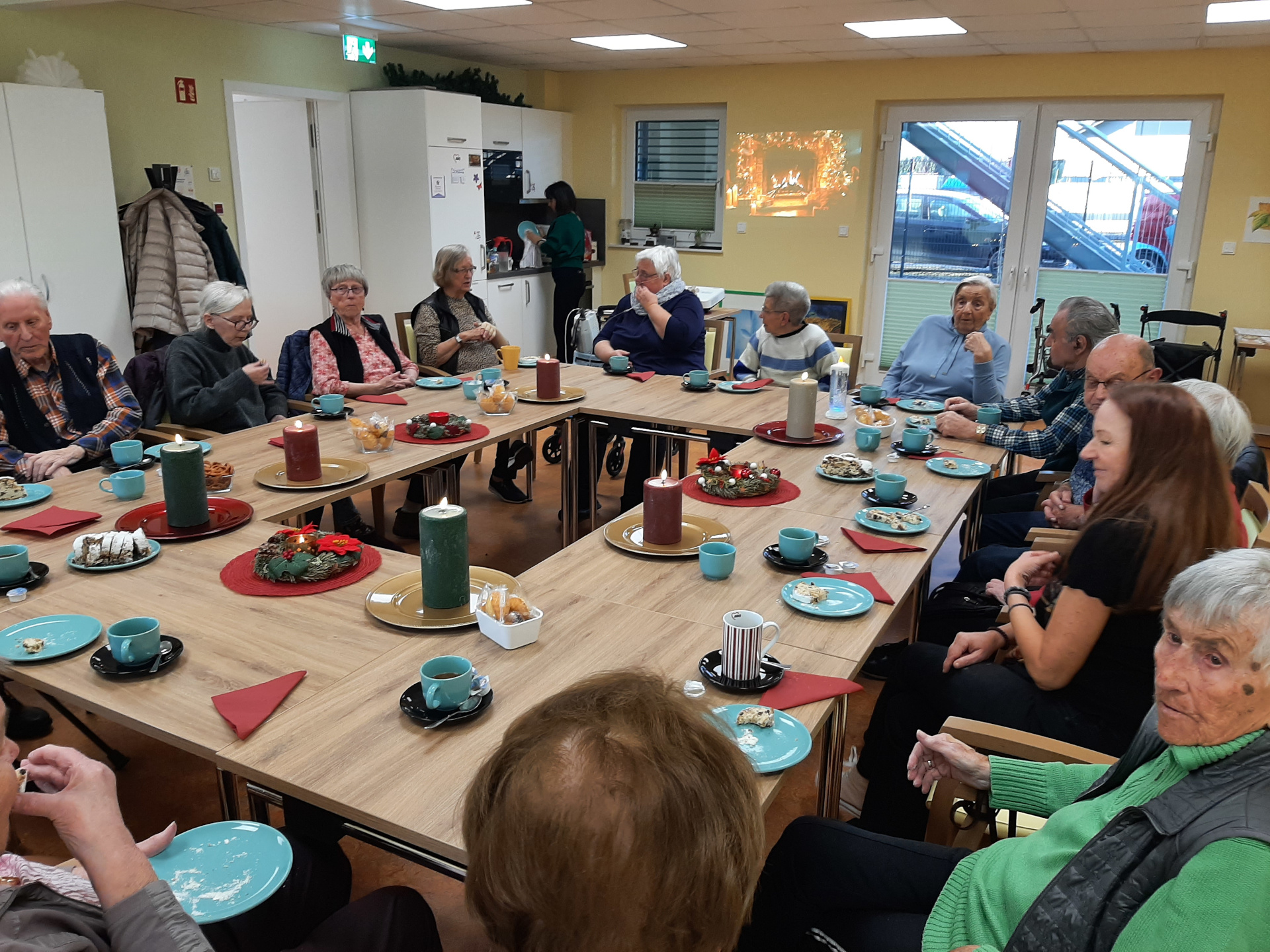 Besucher und Besucherinnen sitzen am Tisch