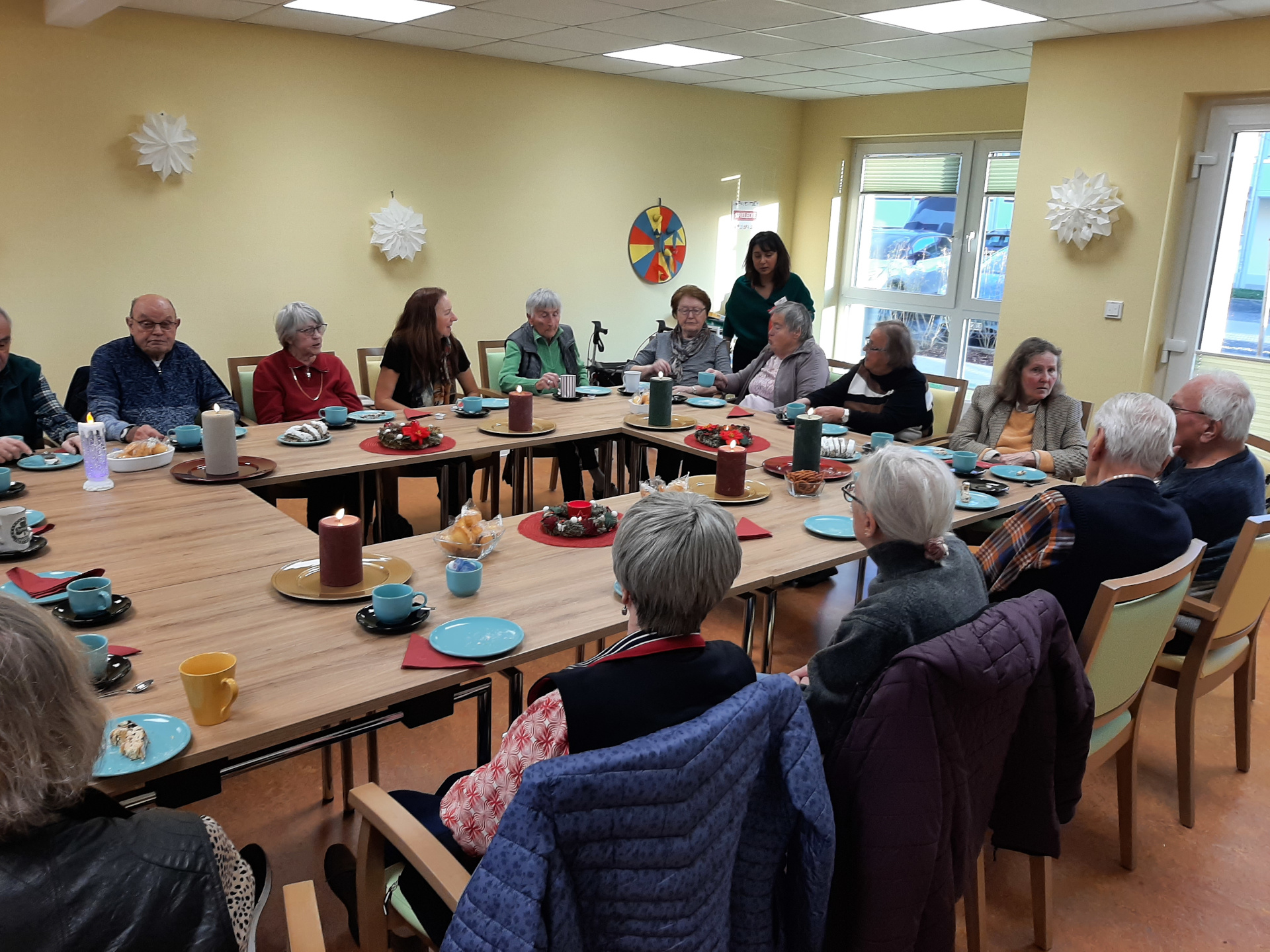 Besucher und Besucherinnen sitzen am Tisch