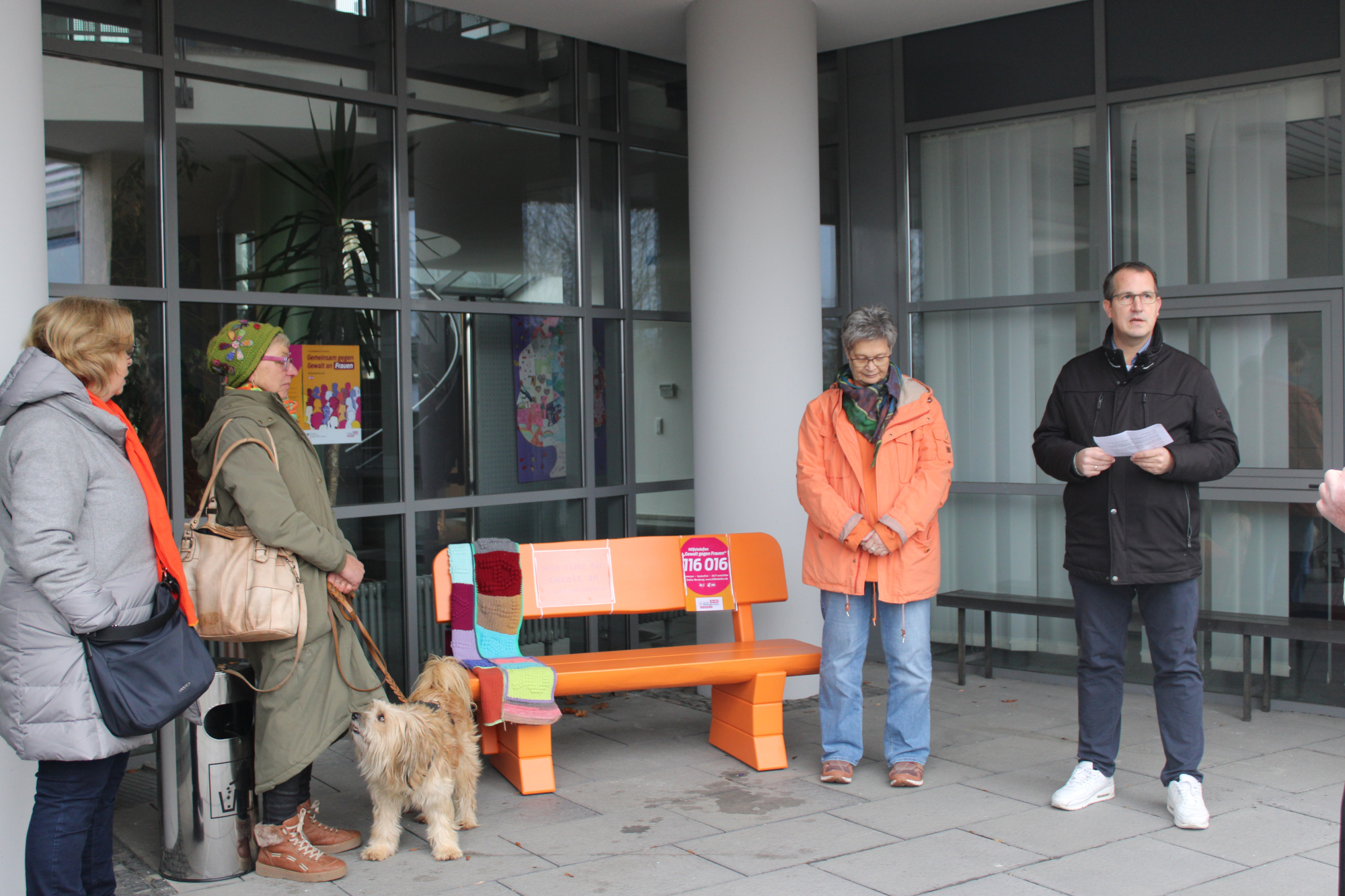Foto Artikel Einweihung der orangenen Bank vor dem Fuldabrücker Rathaus