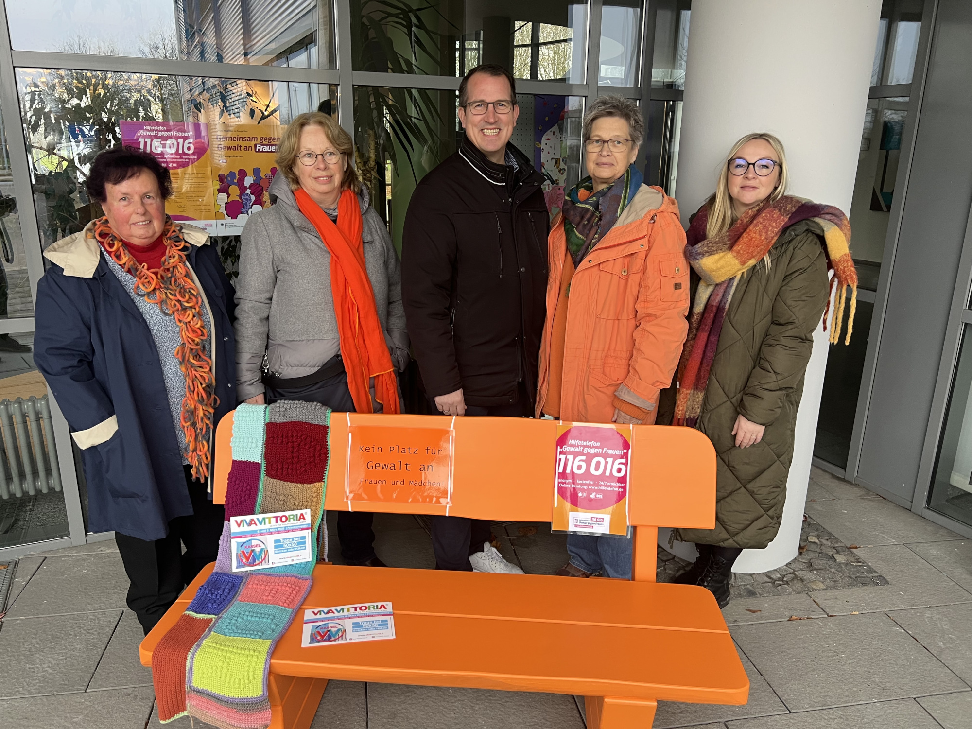 Einweihung der orangenen Bank