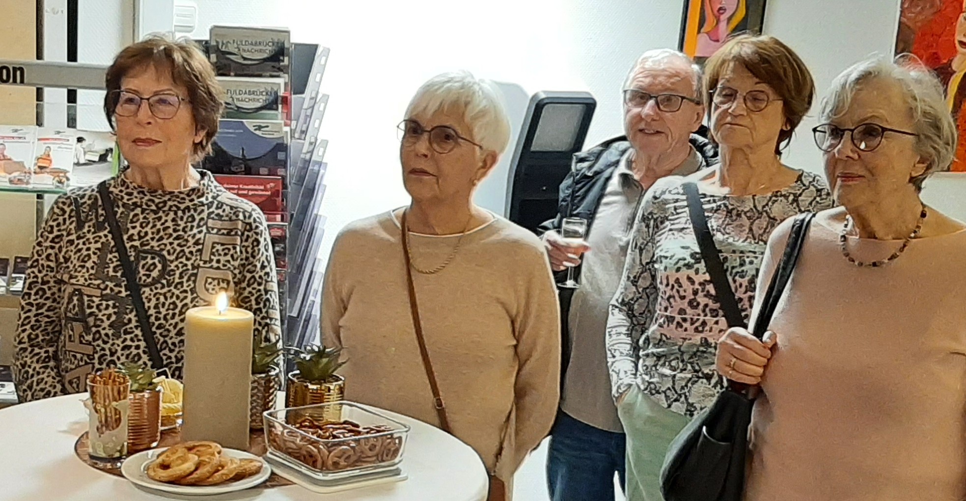 Besucher und Besucherinnen im Foyer