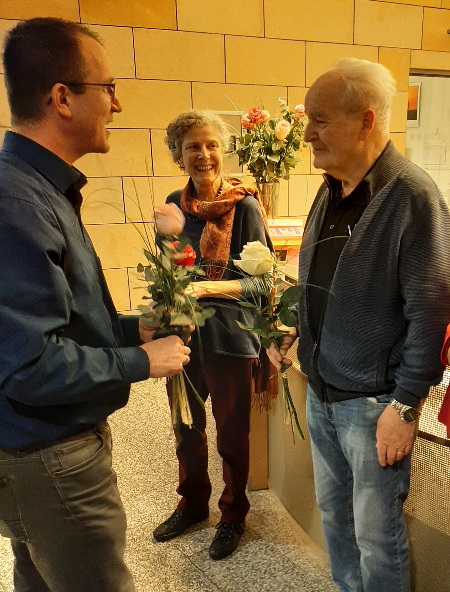 Bürgermeister Damm überreicht KünstlerInnen Blumen