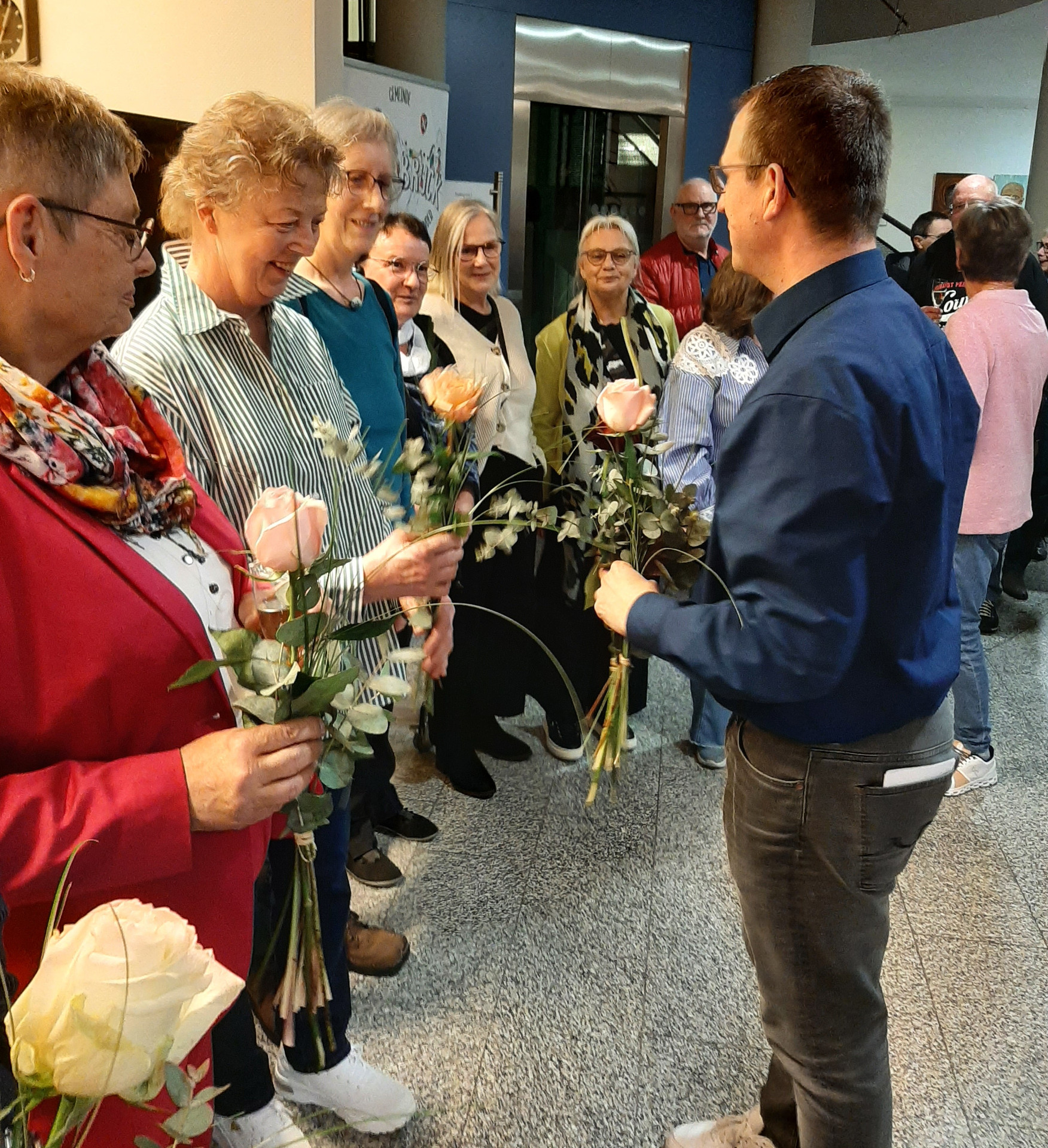 Bürgermeister Damm überreicht KünstlerInnen Blumen