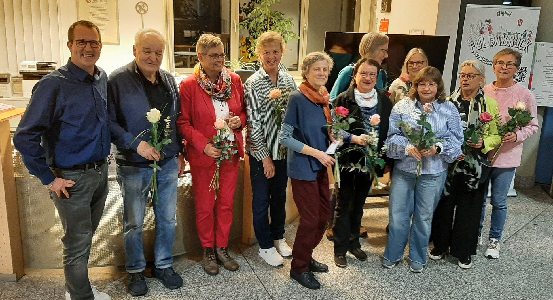 Bürgermeister Damm und die KünstlerInnen des Acrylmalkurses stehen im Foyer, Gruppenbild