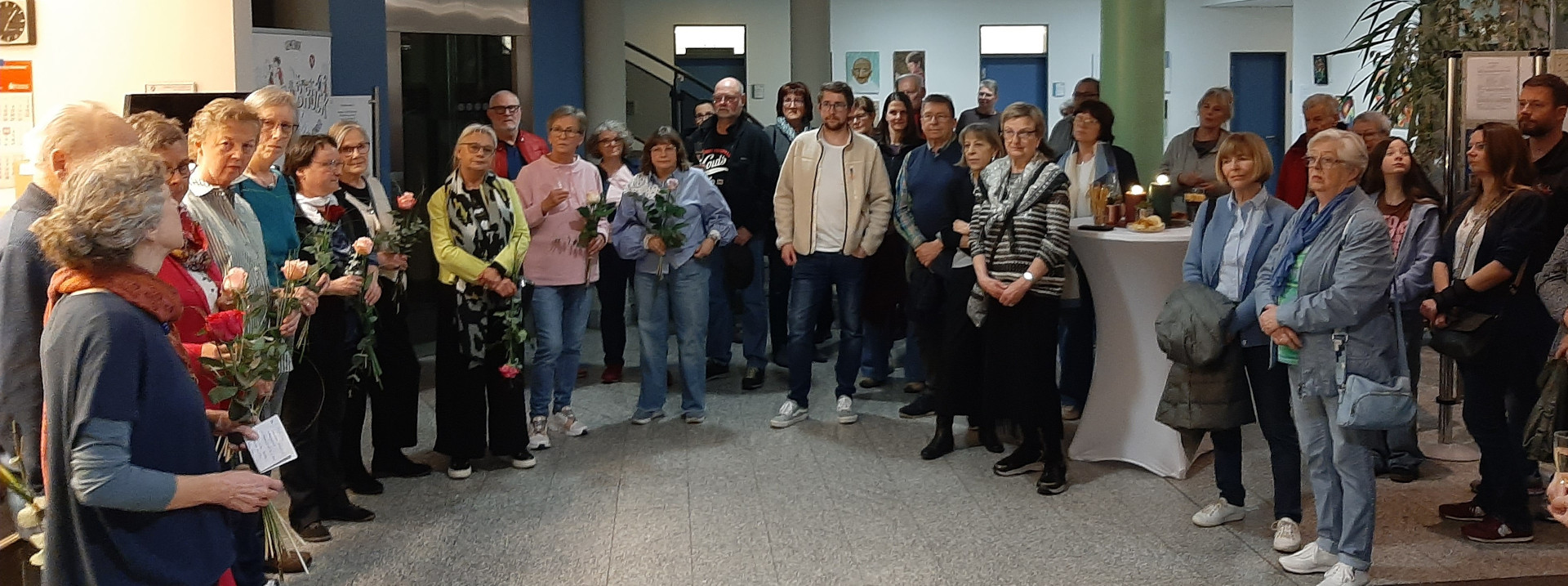 Besucher und Besucherinnen im Foyer