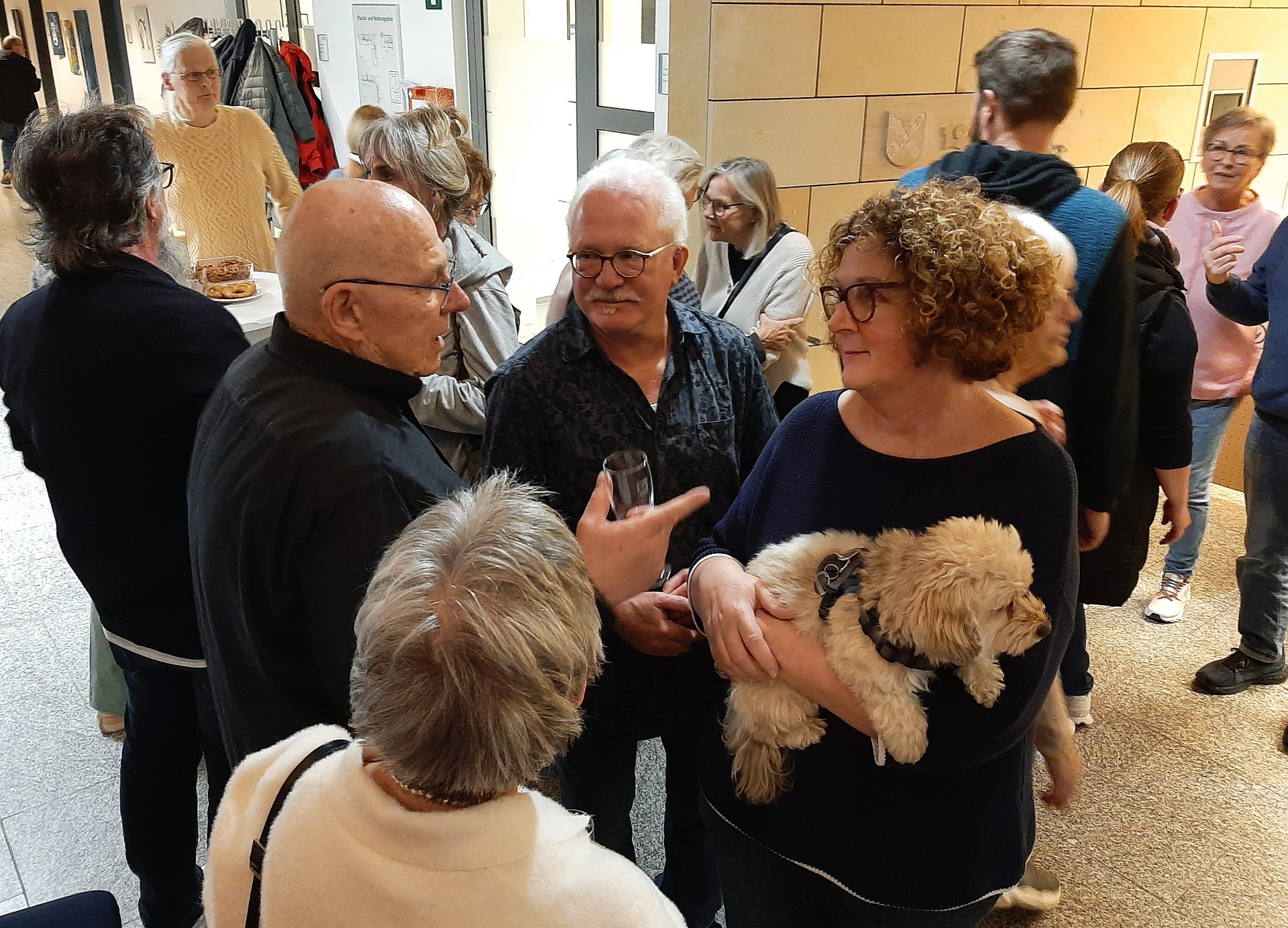 Besucher und Besucherinnen im Foyer