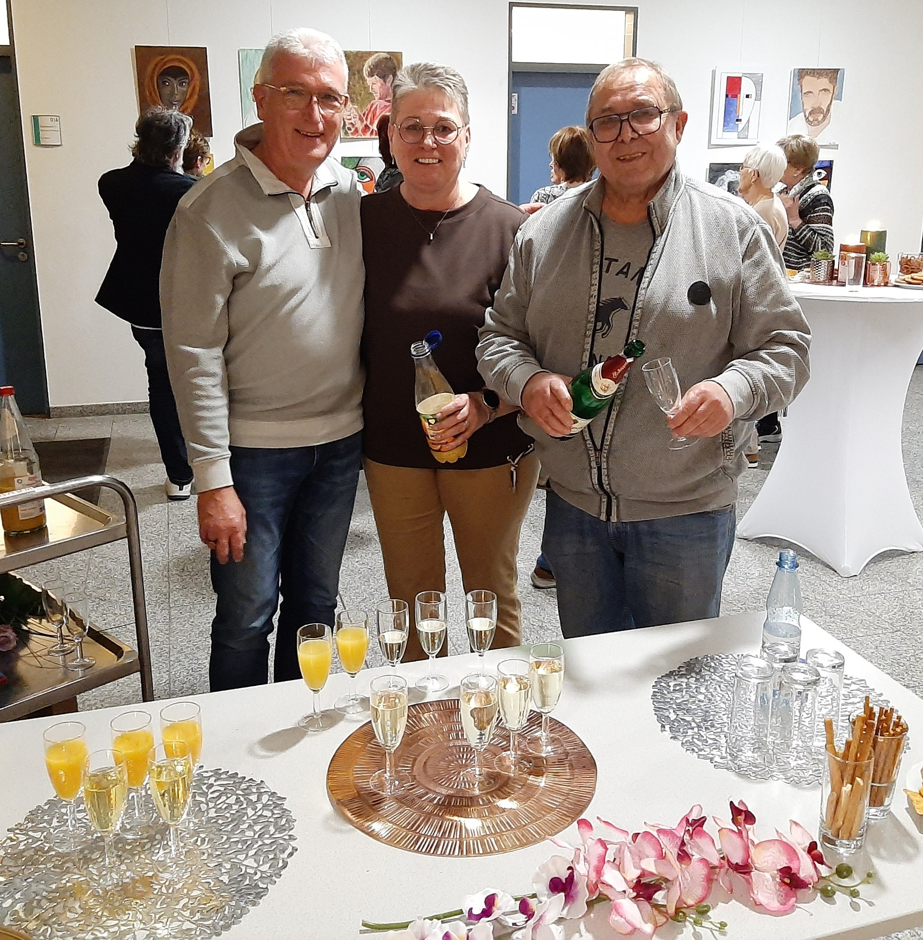 Das Team des Sektempfangs beim Sekt einschenken