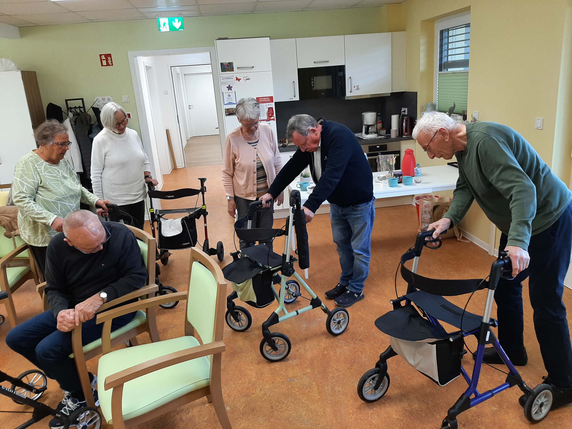 Senioren stehen und machen Übungen an Rollatoren