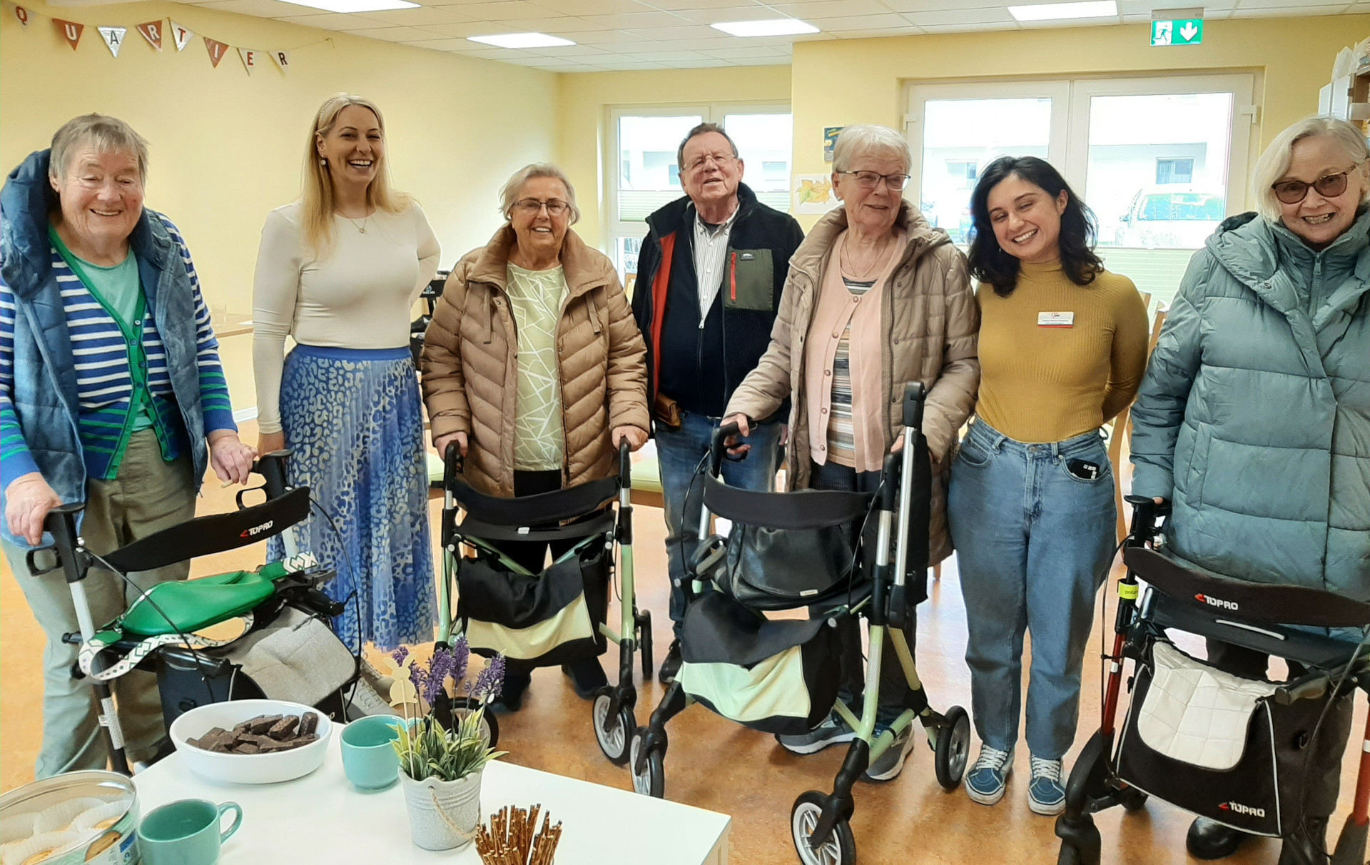 Senioren und Veranstalter stehen auf Gruppenfoto