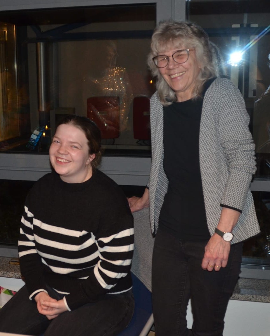 Autorin mit ihrer Tochter beim Sektempfang