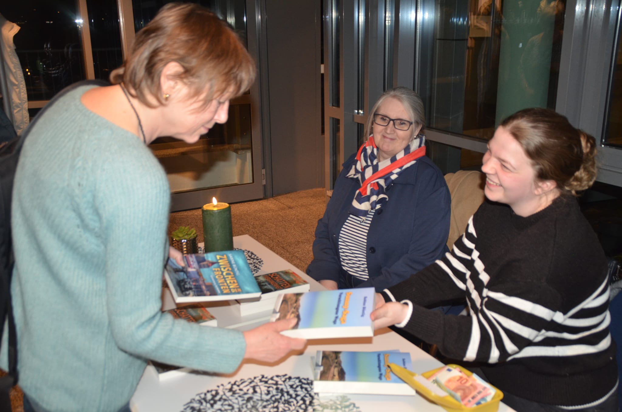 Frau bei Bücherverkauf
